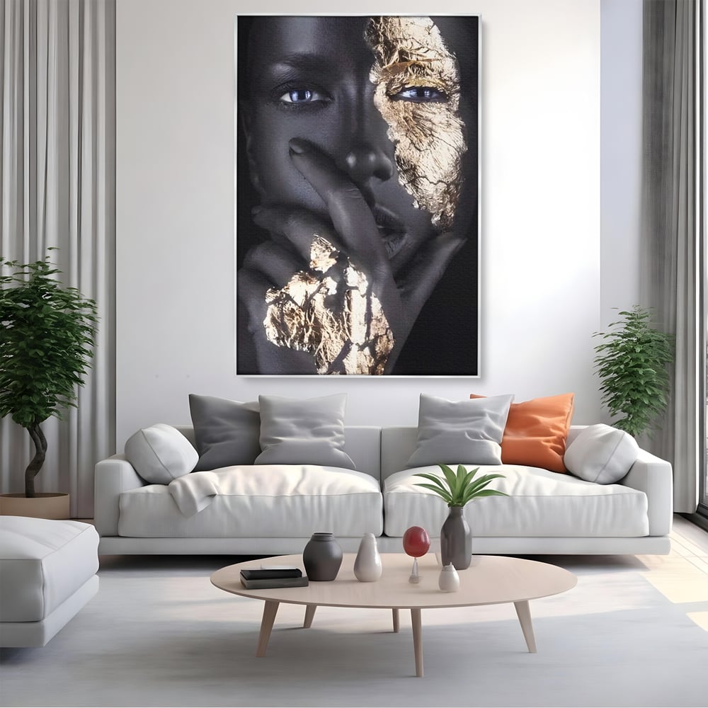 Tablou canvas cu tablou canvas cu portret de femeie, in rama de aluminiu argintiu, pe perete intr-un living